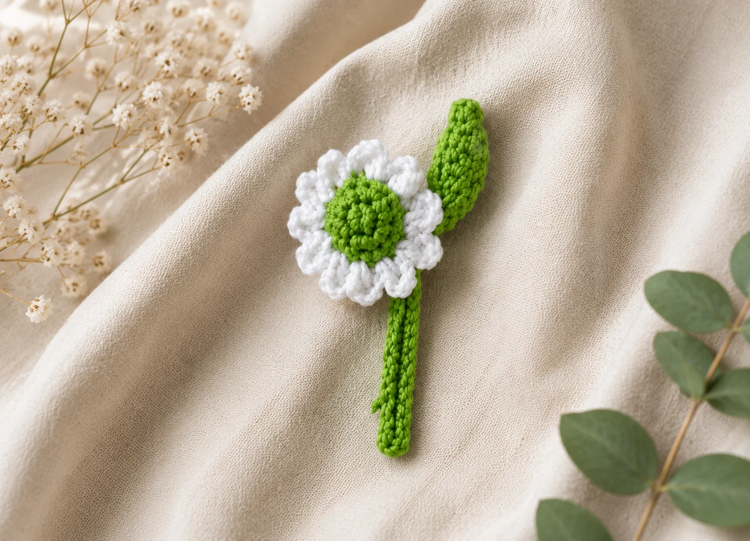 Handmade crochet daisy bookmark with floral design for readers and gifts - Image 2